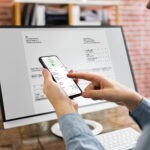 Steuerberatung Reindl, Hergenröder und Partner - Computer zeigt Rechnung an