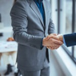 Steuerberatung Reindl, Hergenröder und Partner - zwei Männer geben sich die Hand