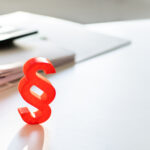 Steuerberatung Reindl, Hergenröder und Partner - Paragraphen Zeichen steht vor einem Ordner.