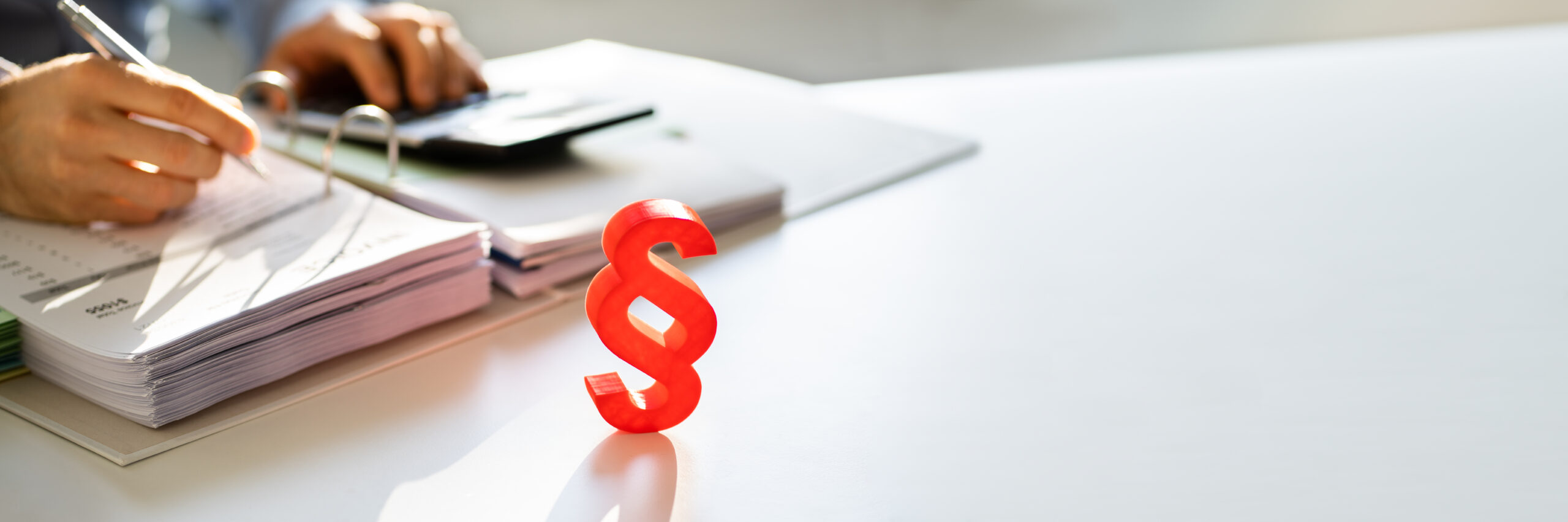 Steuerberatung Reindl, Hergenröder und Partner - Paragraphen Zeichen steht vor einem Ordner.