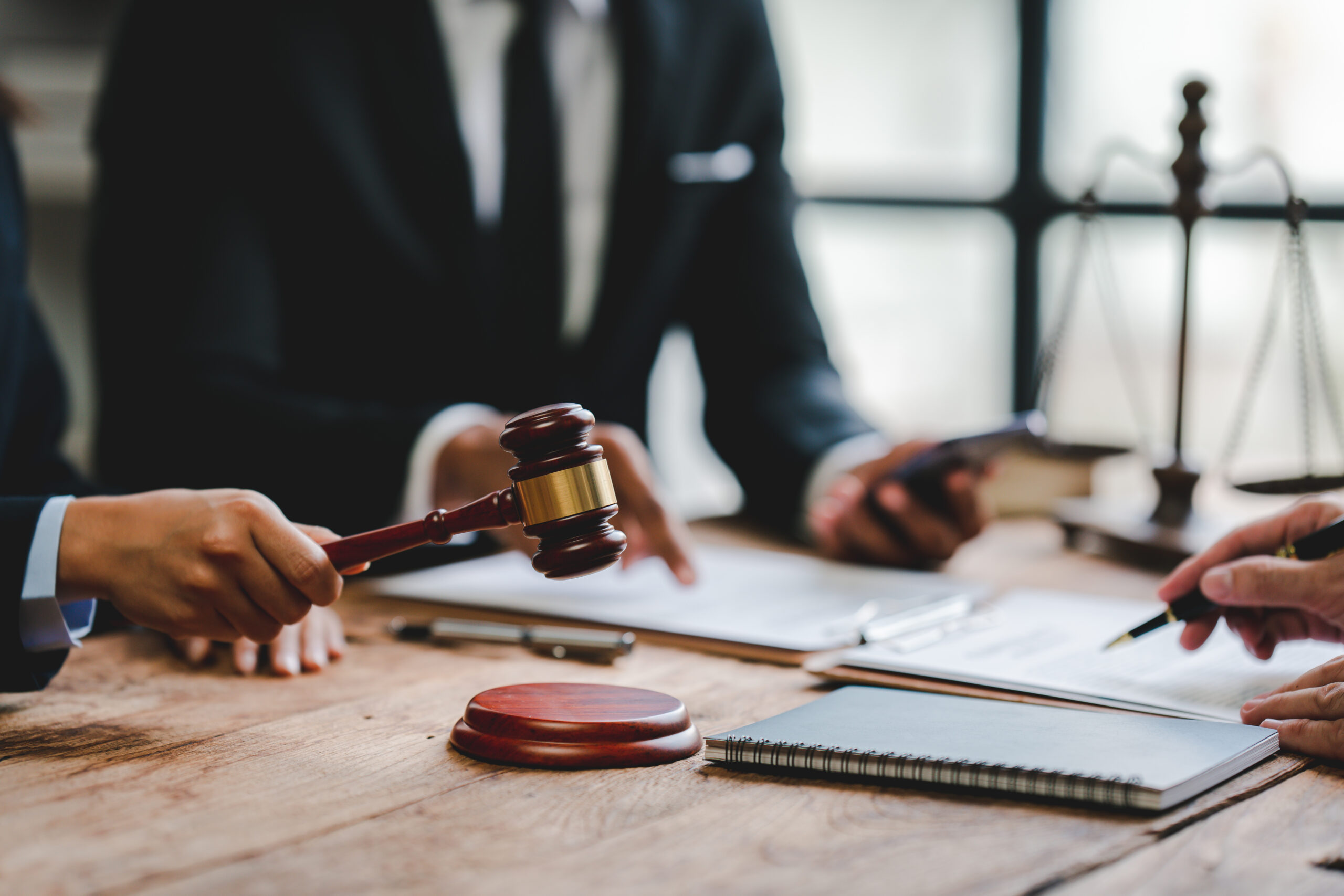 Steuerberatung Reindl, Hergenröder und Partner - Drei Menschen besprechen sich über Gesetze.