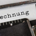 Steuerberatung Reindl, Hergenröder und Partner - Der Schriftzug Rechnung auf einer Schreibmaschine