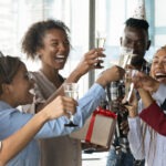 Steuerberatung Reindl, Hergenröder und Partner - Menschengruppe stößt an mit Sekt