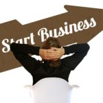 Steuerberatung Reindl, Hergenröder und Partner - Frau schaut auf einen Pfeil mit dem Schriftzug Start Business