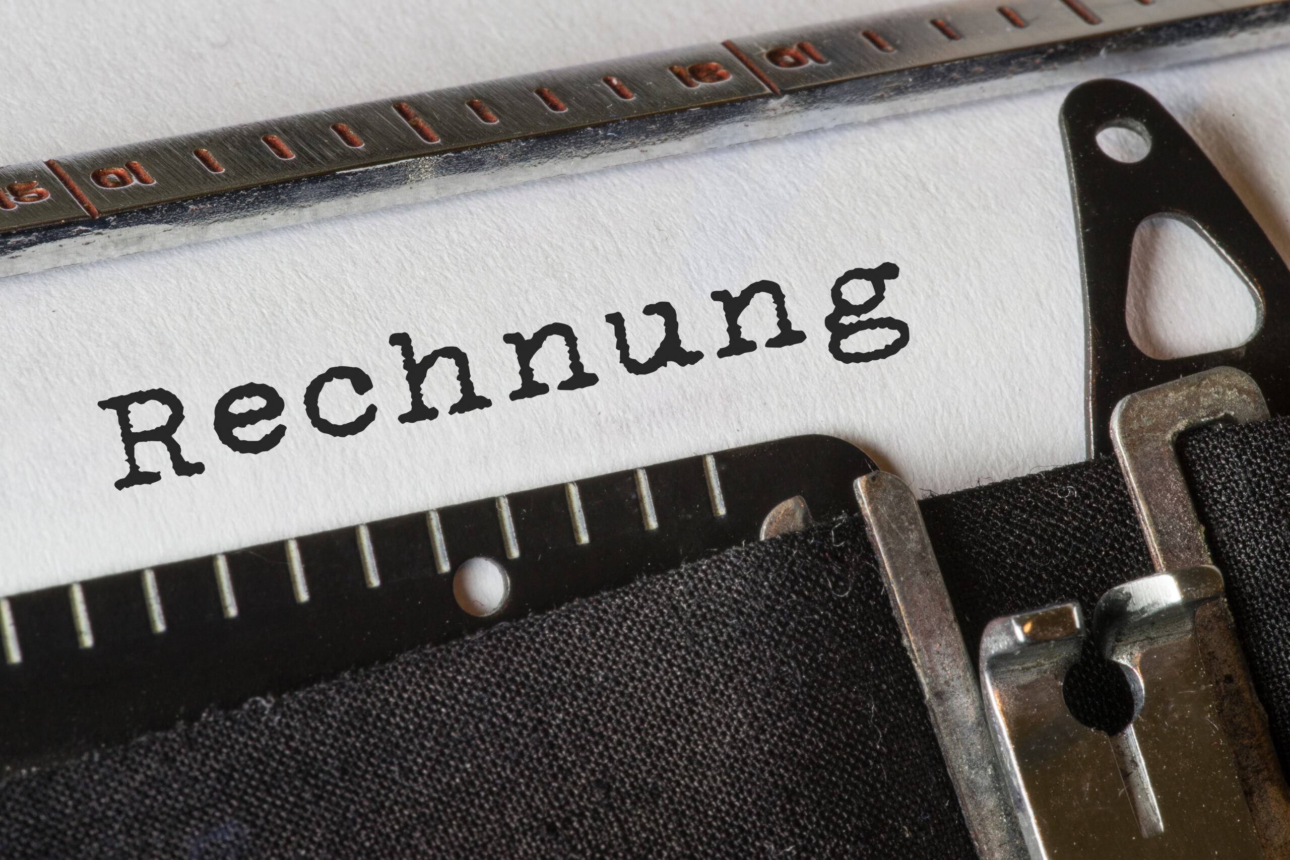 Steuerberatung Reindl, Hergenröder und Partner - Der Schriftzug Rechnung auf einer Schreibmaschine